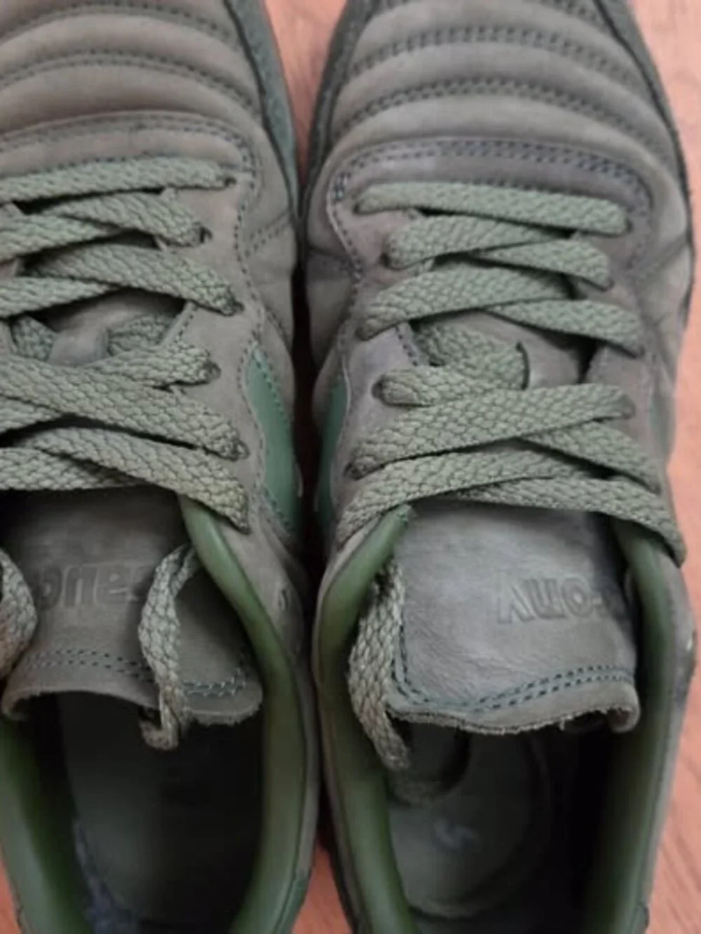 Saucony 586i Nubuck Sneakers–Cypress Green – Unisex Size 6 / Men's 6/Women's 7.5